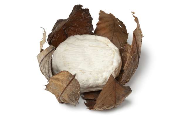 Banon AOP au lait de chèvre, "feuille de Châtaignier lié au Raphia" (110 à 120 g)