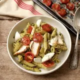 Saladier de penne au poulet, tomates confites, pesto maison / à commander 48h à l'avance